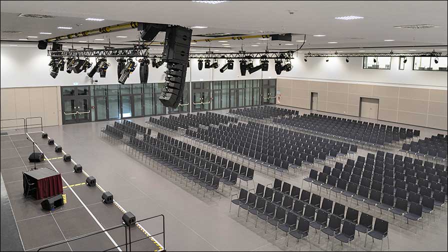 Stadthalle Falkensee mit Kiva II von L-Acoustics
