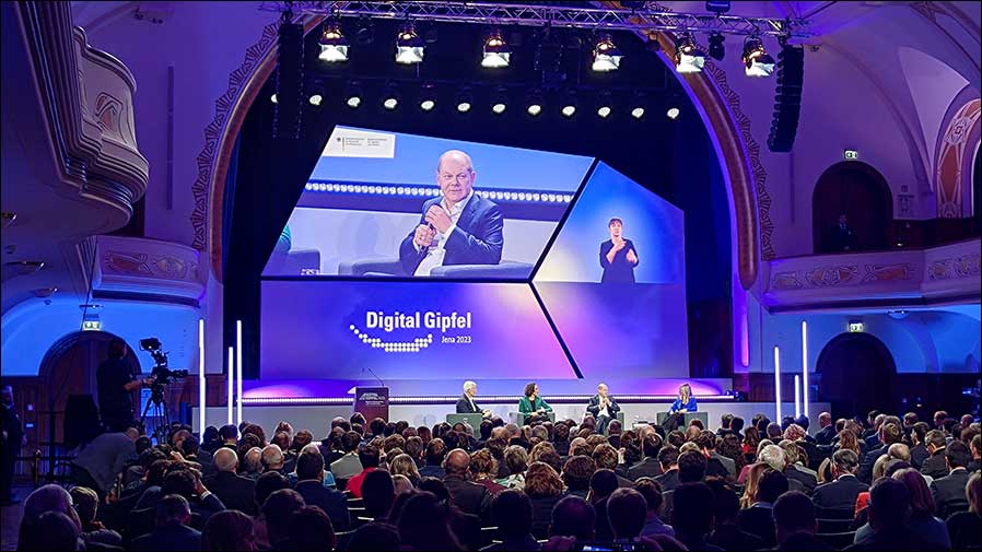 Prominent besetzte Veranstaltung: Bundeskanzler Olaf Scholz beim Digital Gipfel in Jena (Foto: GR Eventtechnik)