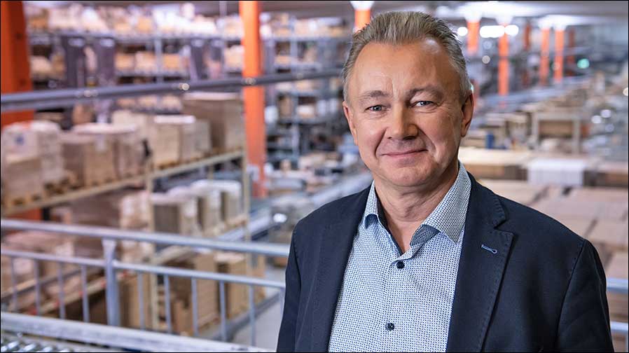 Firmenchef Hans Thomann im Logistik-Zentrum (Foto: Thomann)