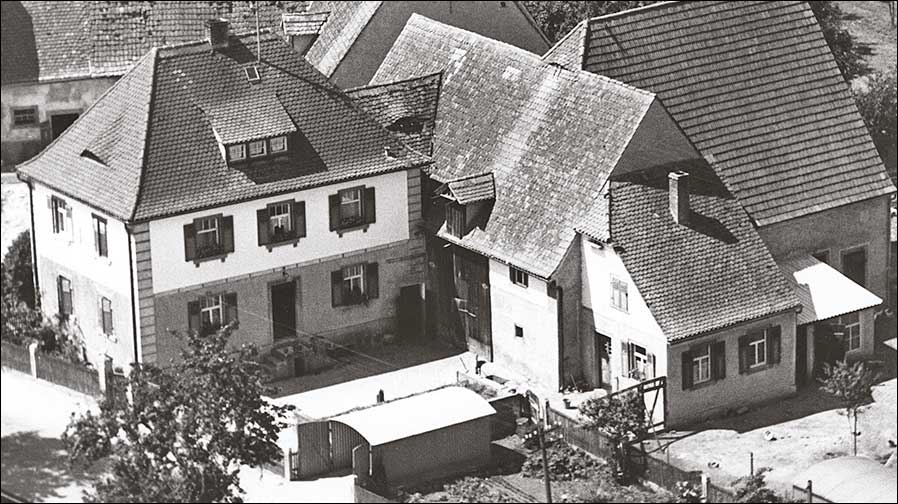 Die obligatorische Garage: Treppendorf mit dem Thomann-Anwesen(Foto: Thomann)