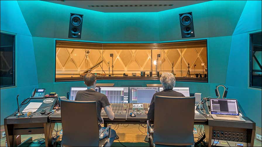 Ole Bunke (links) und Gregor Zielinsky bei der Arbeit in der an den großen Aufnahmesaal angrenzenden Regie. Zwei Neumann KH 420 kommen als Stereo-Hauptmonitore zum Einsatz.