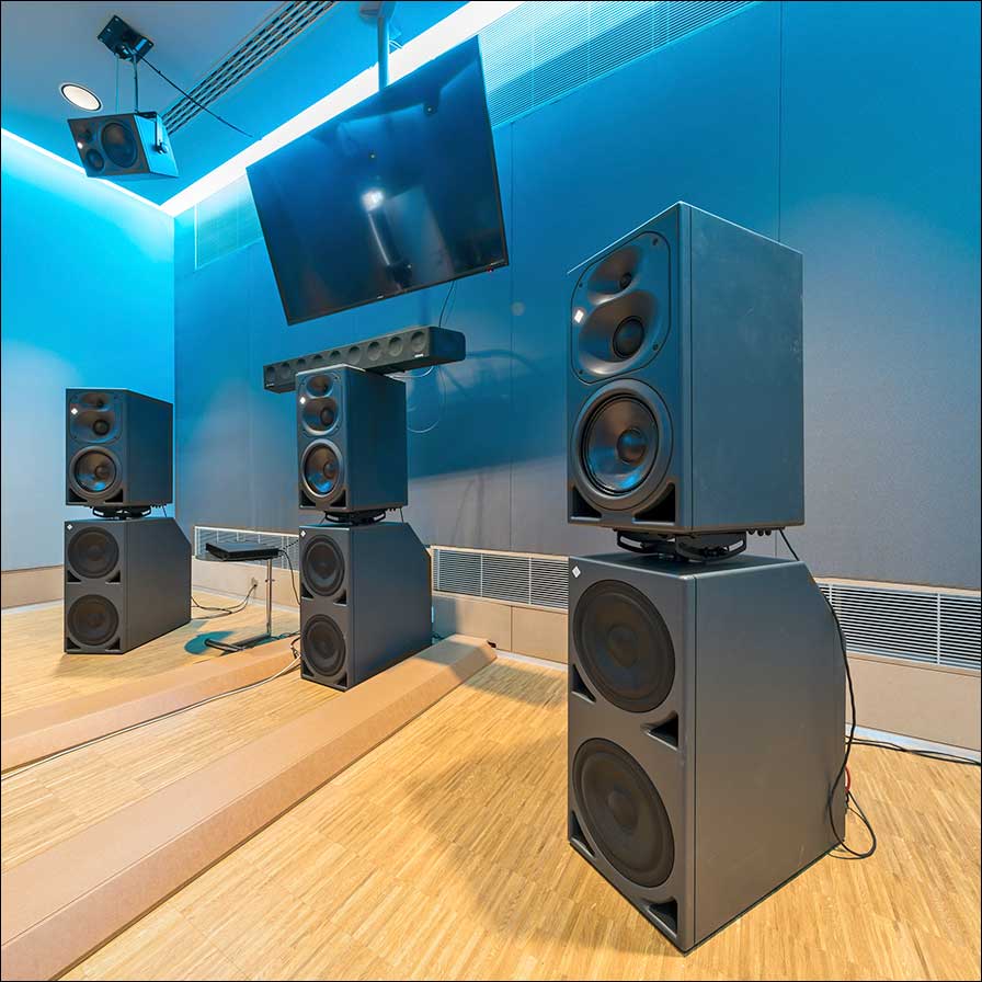 Auf Ohrhöhe finden in der 3D-Regie unter anderem drei Neumann KH 420 Tri-Amp-Midfield-Studiomonitore (L/C/R) Verwendung. Den Bassbereich (.1) reproduzieren drei leistungsstarke Neumann KH 870 Subwoofer