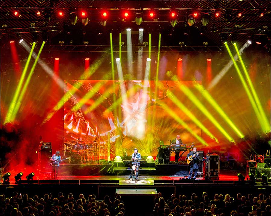 Marillion live in Berlin mit viel Licht von Robe (Fotos: Josh Mainka).