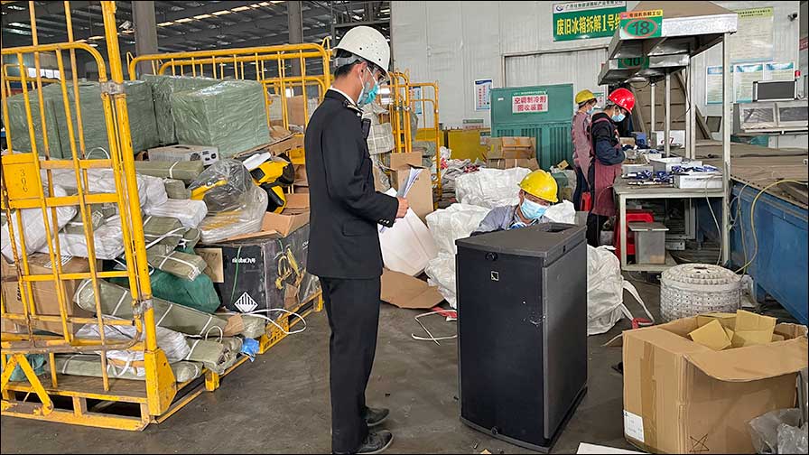 Mitarbeiter der Zollbehörde der Volksrepublik China überwachen die Zerstörung von gefälschten L-Acoustics-Produkten