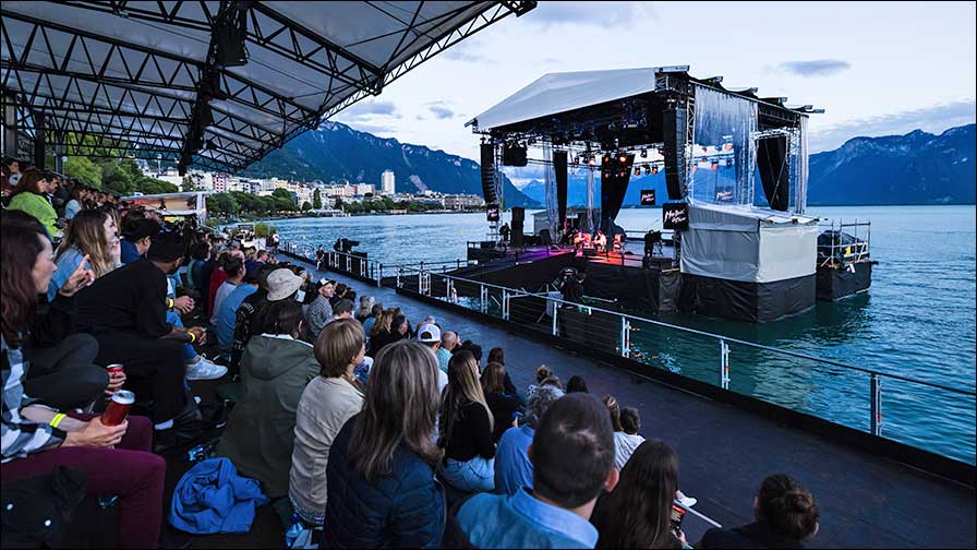 Lake Stage mit 500 Sitzplätzen und Blick auf den See 