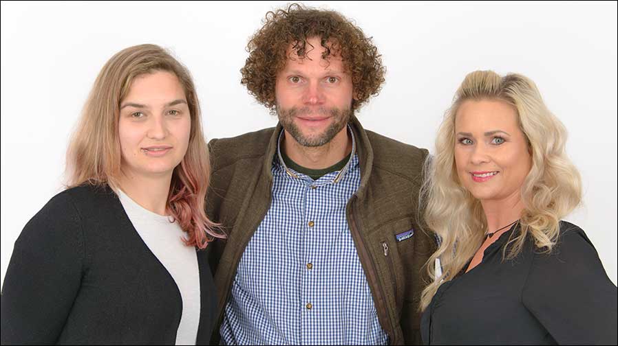 Safety, Smile & Relax: Das Motto des VABEG-Team mit Marion Haller (links), Michael Öhlhorn und Daniela Höfer (Foto: VABEG).