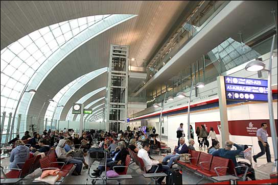Die Passagier-Warteräume des Concource A – Dubai International Airport: Die KNX-Lichtsteuerung ist mit dem Flugplan gekoppelt.