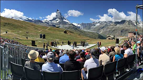 Über 2.500 Meter hoch liegt die temporäre Spielstätte auf dem Riffelberg am Matterhorn.