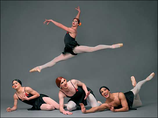 Männergruppe auf gutem Boden: das New Yorker Ensemble Les Ballets Trockadero de Monte Carlo (Foto: Sascha Vaughan)