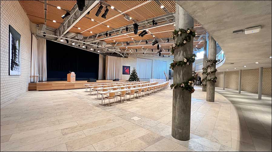 Lichtsysteme von ETC rücken die Aula des SPZ Nottwil ins perfekte Licht (Fotos: Schweizer Paraplegiker-Stiftung).