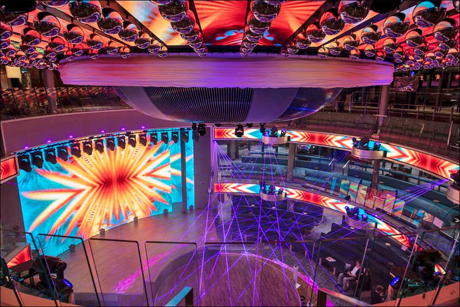 Das Theatrium mit der 360-Grad-Bühne auf der AIDAnova (Foto: AIDA Cruises).