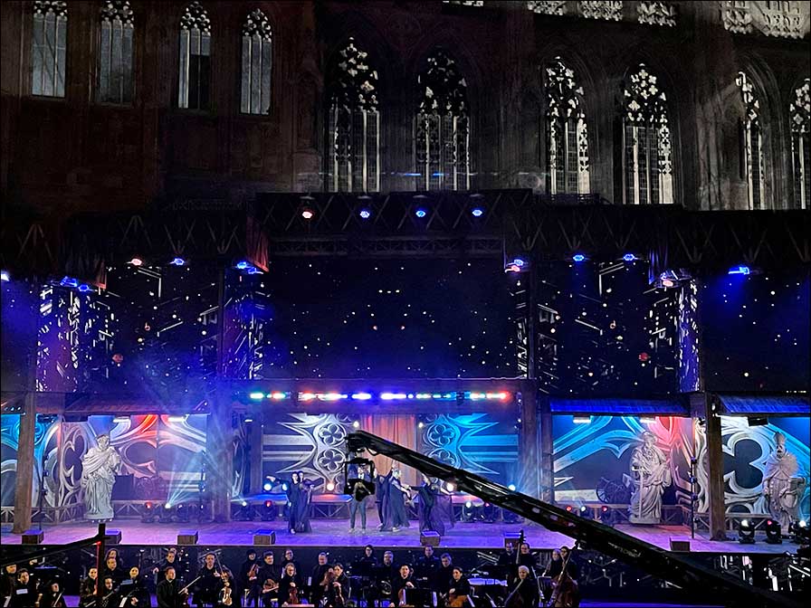 Die mit 200 Quadratmeter großen LED-Screens eingerahmte Bühne ließ Dom und Domplatz miteinander verschmelzen (Foto: AV Stumpfl)