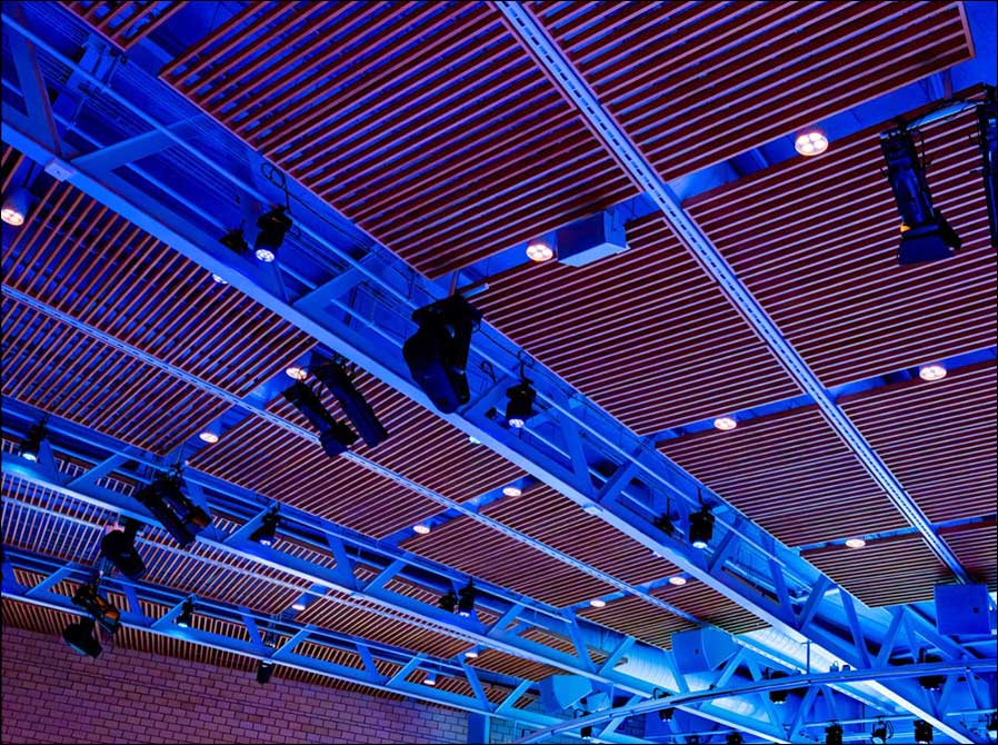 Lichtsysteme von ETC rücken die Aula des SPZ Nottwil ins perfekte Licht  (Fotos: Schweizer Paraplegiker-Stiftung)