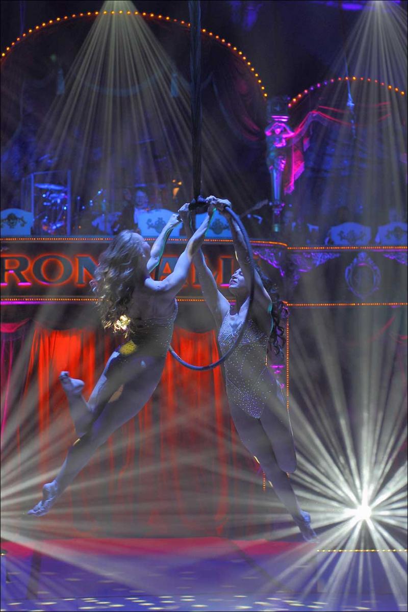 Circus Roncalli mit Nebel von MDG (Fotos Rob van Houdt /cast).