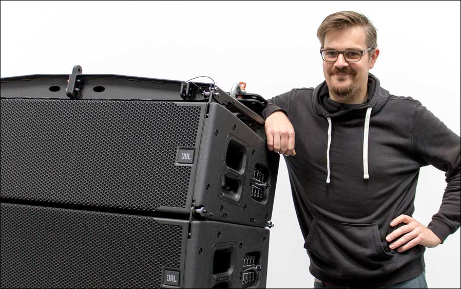 Er steht für alle Fragen bereit: David Schumacher von Audio Pro mit dem neuen A12-Line-Array von JBL.