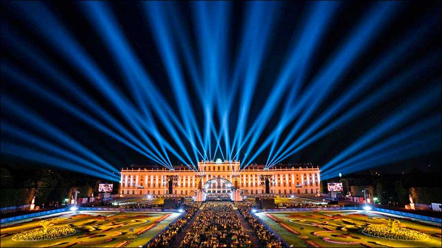 Sehenswert und kameratauglich: Schloss Schönbrunn im Licht von 56 Proteus Excalibur (Foto: Julius Silver).