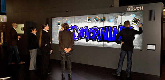 Ein Blickfang: Die "Mal-Wand" bei Lang.