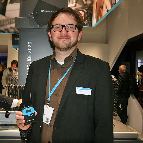Kai Tossing von Sennheiser auf der ISE 2012 auf www.DieReferenz.de