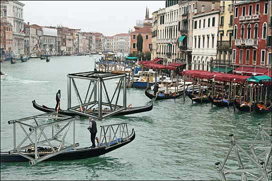 Traversentransport auf dem Canale Grande in Venedig