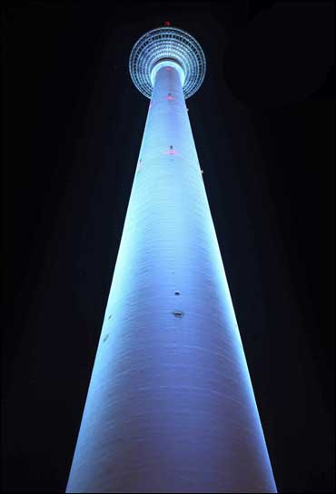 Leuchtet für die Olympiade 2024: der Berliner Fernsehturm