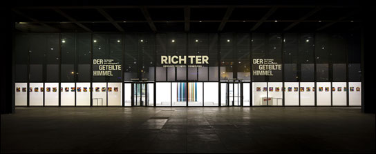 Neue Nationalgalerie Berlin bei der Gerhard-Richter-Ausstellung mit Selecon-Scheinwerfern ausgeleuchtet
