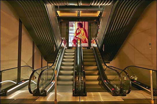 Eleganz im Treppenhaus: easescreen-Lösung bei Harrods in London.