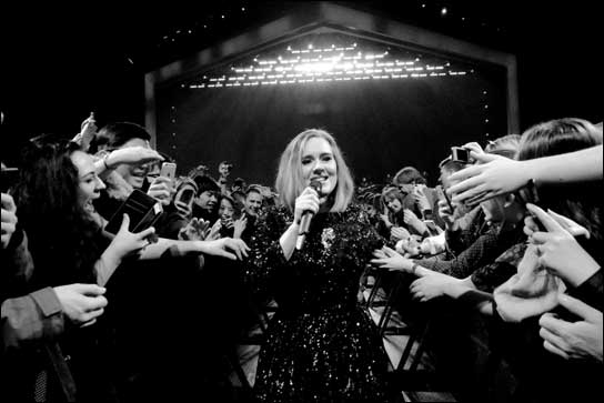 Adele begrüßt ihre Fans in Belfast (Foto: Alexandra Waespi, Adele 25 Tour Photography)