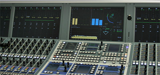 STAGETEC-Pulte mit integriertem RTW TM9 auf DieReferenz.de