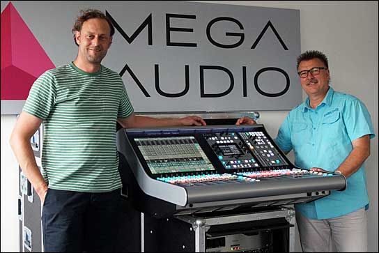 Der neue Vertrieb: Lars Lüdemann (links) und Burkhard Elsner von MEGA AUDIO mit SSL-Pult.