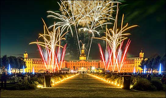 Das illuminierte Karlsruher Schloss bei "Schloss in Flammen": 14 EHRGEIZ Chroma auf 180 Meter Fassade