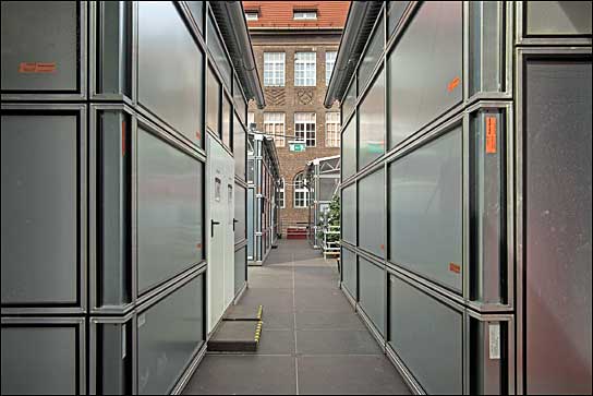 Das Layher Protect-System für die Wandverkleidungen der einzelnen "Gebäude" im Künstlerdorf.