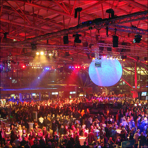 BlueNoise mit MINA von Meyer Sound im Hamburger Flughafen