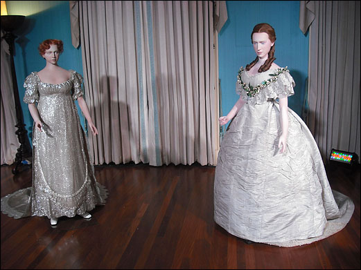 ETC Selador Lustr beleuchten Ausstellung mit historischen Brautkleidern englischen Adels