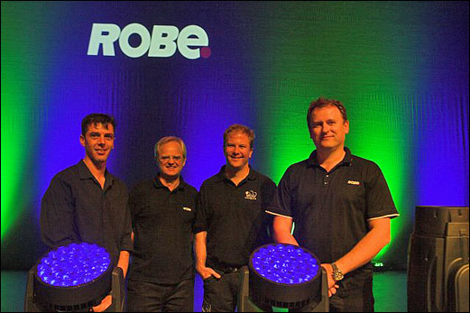 Übergabe des 1.000. ROBE Robin 600 LEDWash an den Vertrieb auf www.DieReferenz.de