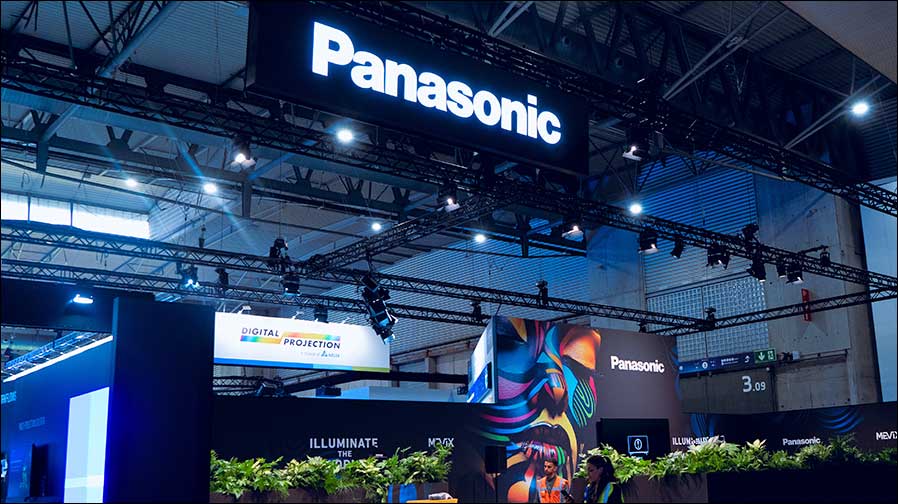 Panasonic-Stand auf der ISE 2026: im Licht von NEO mini und ICON F8 von ROXX (Foto: ROXX)