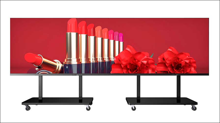  Bislang mussten Displays dieser Größe per LKW transportiert werden; jetzt genügt ein Transporter: exView Glide, das klappbare LED-Display mit 110 Zoll (Fotos: Bildkraft).