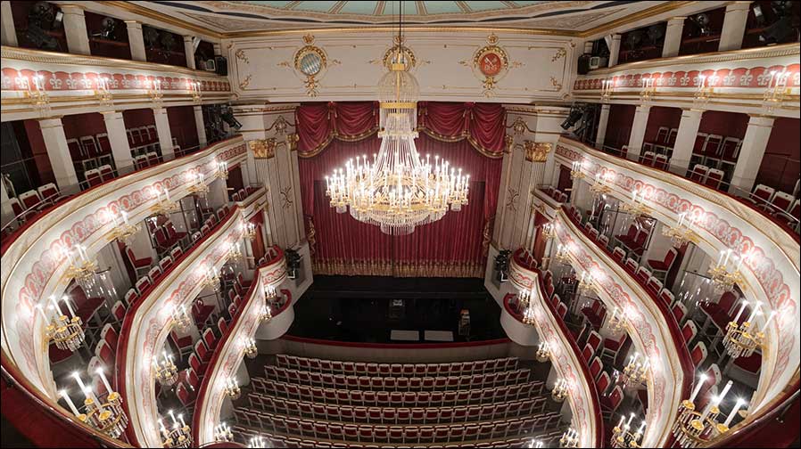 Traditionshaus mit modernster Lichttechnik: das Theater Regensburg (Foto: Pawel Sosnowski, Theater Regensburg)