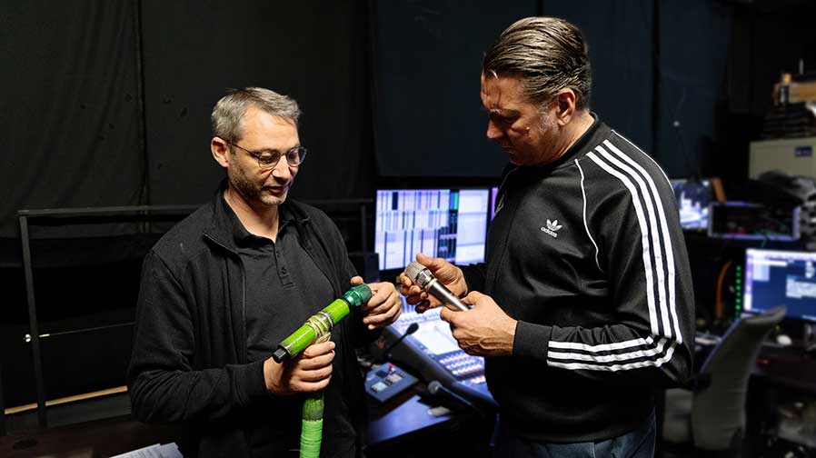 Thomas Milde und Neumanns Relations Manager Boris Kummerer mit KK 105 U in Custom Finishes (Foto: Georg Neumann GmbH)