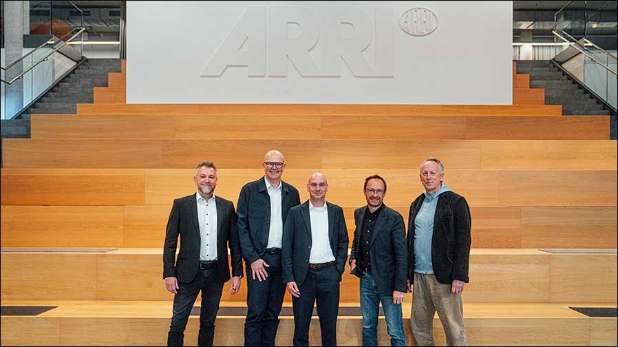 Ein großer Schritt für ARRI und Riedel (von links): Christian Richter, Geschäftsführer, ARRI; Frank Eischet, CFO, Riedel; Thomas Riedel, Group CEO, Riedel; David Bermbach, Geschäftsführer, ARRI; Christoph Stahl, Mitglied der Gründerfamilie, ARRI (Foto: Riedel).