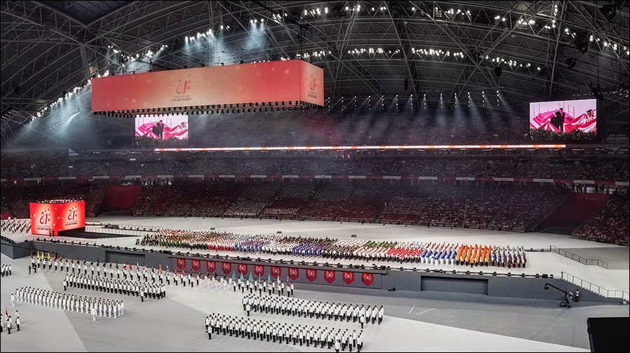 Nationalfeiertag in Singapur: 1.200 Bürger im Mittelpunkt - im Licht von 430 Scheinwerfern von Ayrton (Fotos: Felicia Khaw)