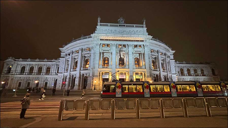 Spot an: Preworks setzt auf SGM P-6- und SGM P-3-LED-Leuchten bei der neuen Fassadenbeleuchtung des Wiener Burgtheaters (Fotos: Preworks)