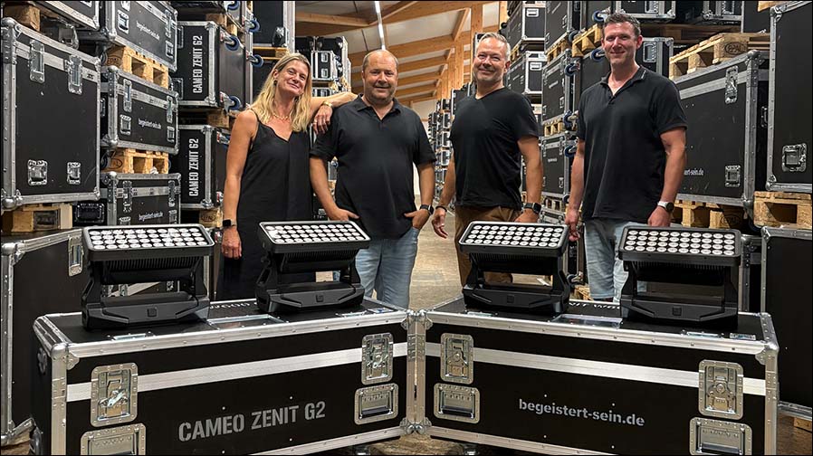 Gegenwart und Zukunft der Partnerschaft (von links): Kati Eismann (Co-CRO der Adam Hall Group), Maxx Kaiser (CEO der Kaiser Showtechnik GmbH), daneben Markus Jahnel (CRO der Adam Hall Group) und Lukas Hoffmann (Head of Rental bei Kaiser Showtechnik) mit der neuen Cameo ZENIT W600 G2.