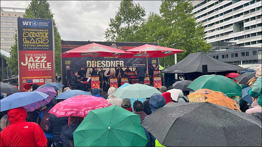 Das Wetter spielte nicht immer mit: der starke Regen konnte den eingesetzten HOPS-Lautsprechern allerdings nichts ausmachen. Im Bild: die von Phoenix betreute Bühne vor dem Newa-Hotel (Foto: Phoenix GmbH)