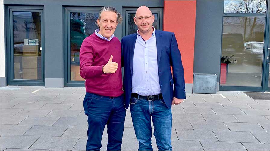 Manuel Peris CEO der DAS Audio Group SL und Arne Deterts, Geschäftsführer DAS Audio GmbH vor dem neuen Firmensitz in Troisdorf bei Bonn.