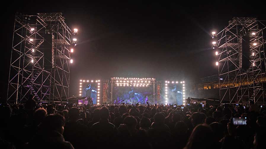 Mit einem KSL-System von d&b auf Tour in Indien: Ed Sheeran (Fotos: Mark Surridge / d&b)