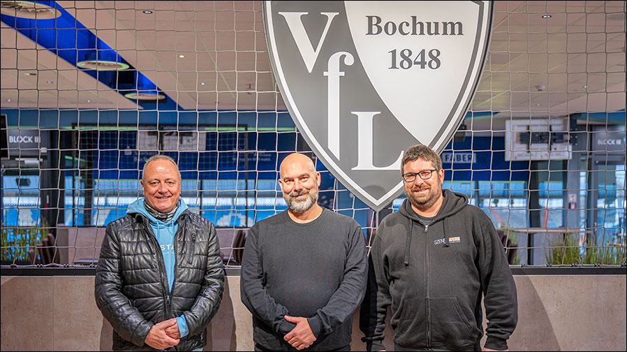 Gruppenbild in der Bochumer LOUNGE: Michael Pötz, Sales Manager dBTechnologies Deutschland GmbH; Sebastian Kleffmann, Leiter der Event-Abteilung des VfL Bochum 1848 und Dennis Neßler, Geschäftsführer der Szenenwerk GmbH & Co. KG (Fotos: Sascha Gansen / dBTechnologies).