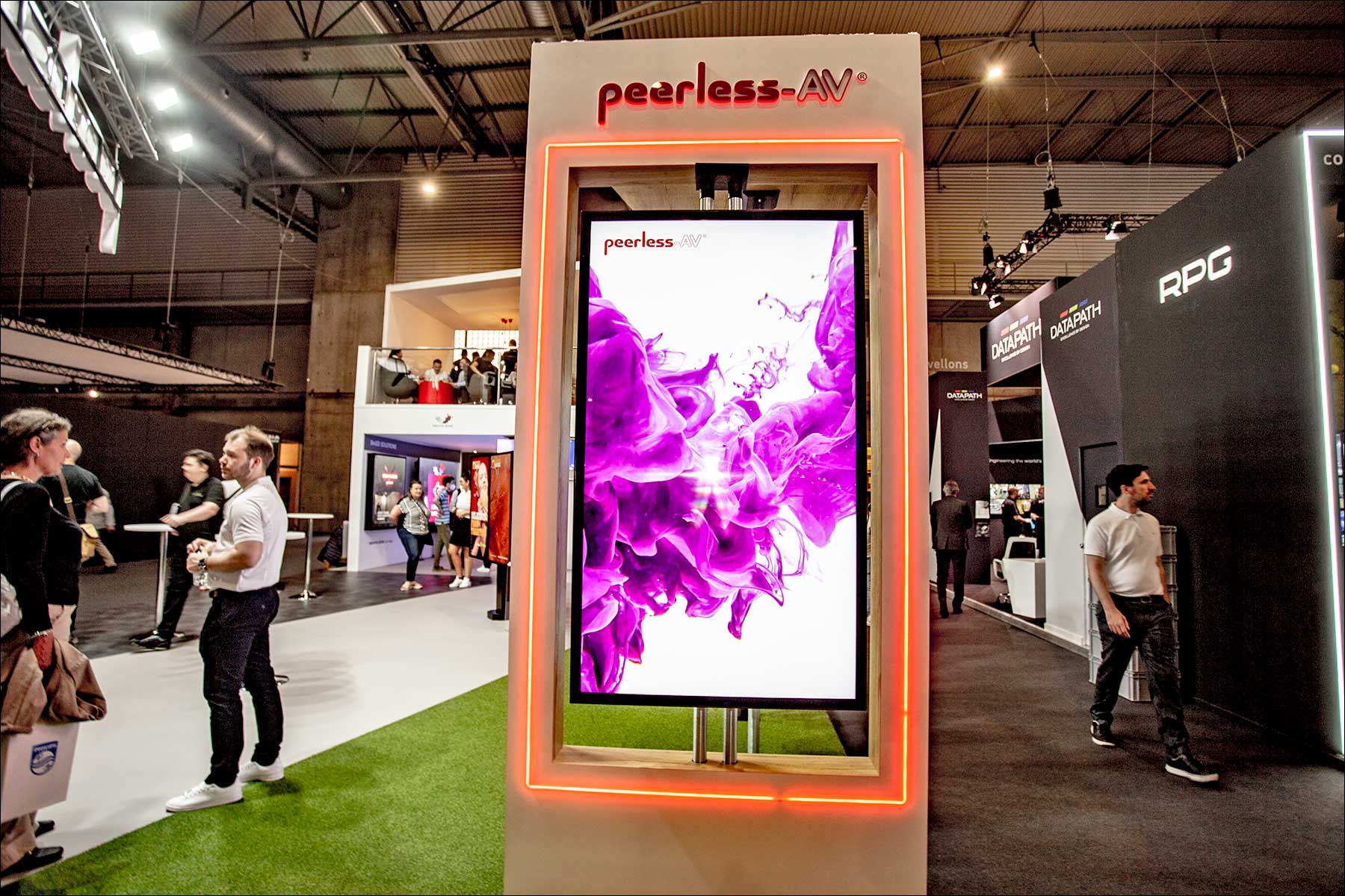 Peerless-AV: Smarte Kiosk-Lösungen, auch für draußen