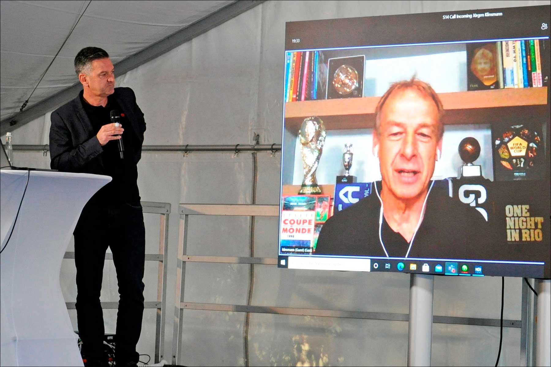 Zum Abschluss sprach Jürgen Klinsmann in einer Video-Live-Schaltung mit Rainer Sprinzl über Führungskultur und den Einsatz von Medientechnik im Fußball (Foto: exertis Pro AV)