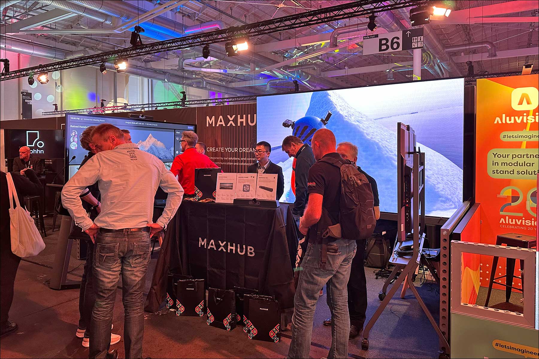 Viele Neugierige am Stand: MAXHUB