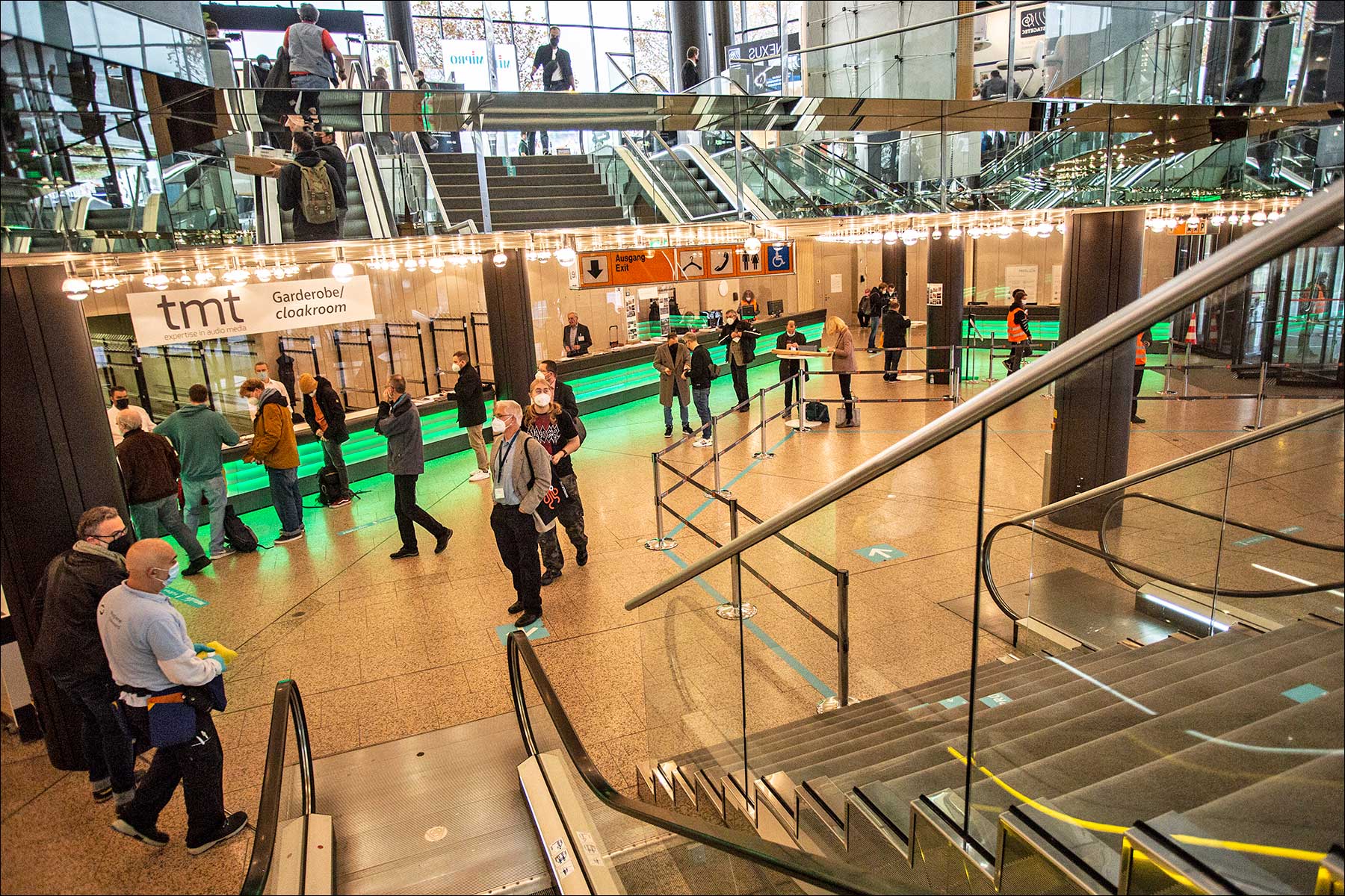 Viel Platz im großzügigen Foyer (Foto: Tom Becker)